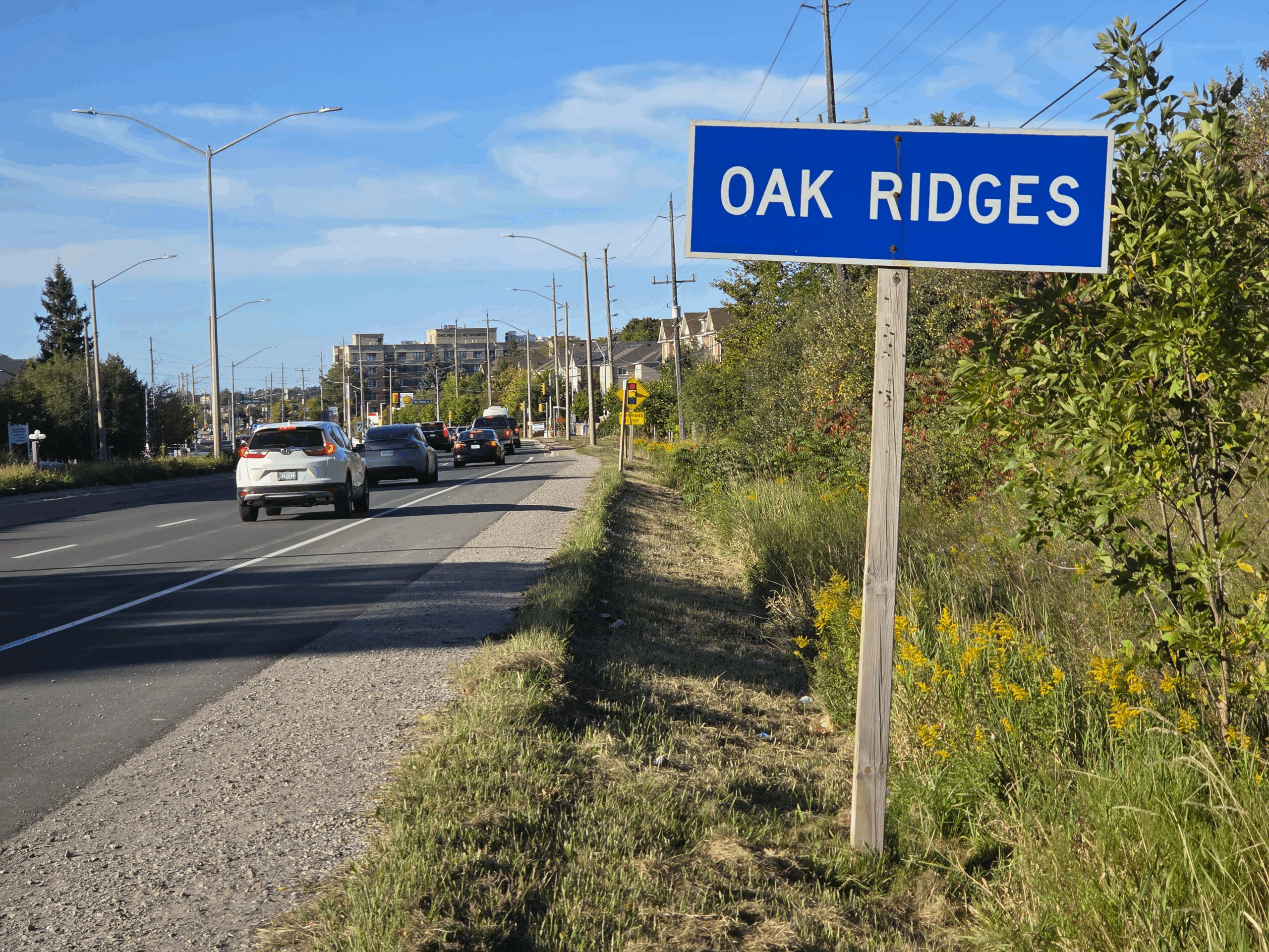 Oak Ridge sign entering the town Northbound on Yonge Street