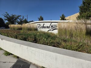 Richmond Hill 5 Concrete Richmond Hill sign at southern border